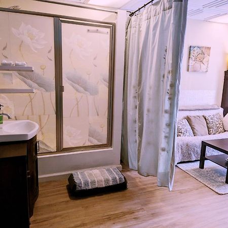 Uptown Area, Cozy King Suite, Quiet And Private, Free Parking, Walk To Restaurants Charlotte Extérieur photo